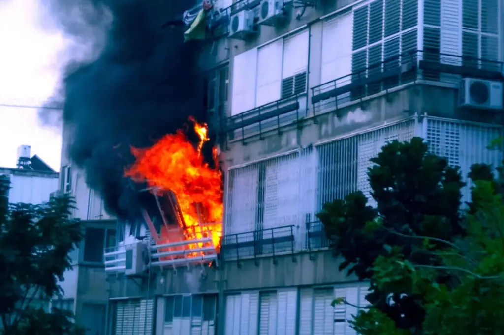 Жительница Нетании подожгла квартиру и сбежала: обвинение в убийстве