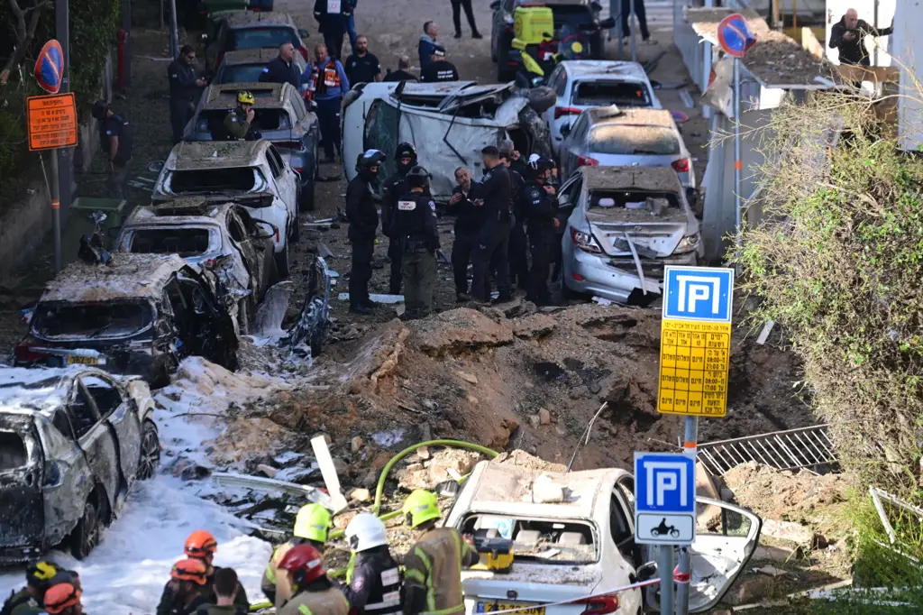 Ракетный обстрел Тель-Авива: шестеро ранены, здания разрушены