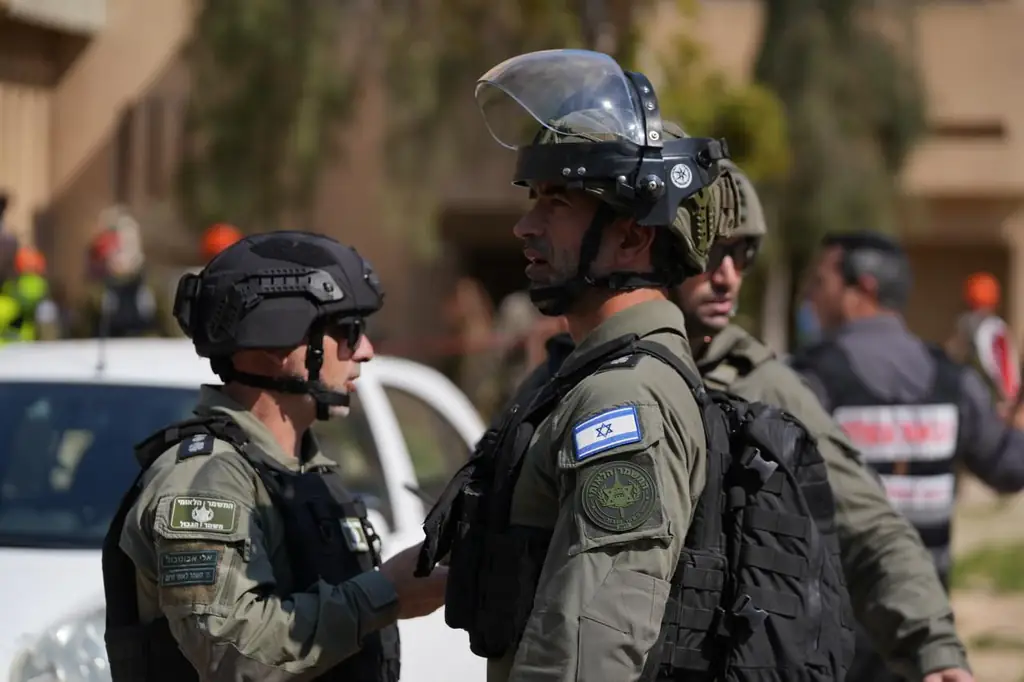 В Беэр-Шеве продолжаются спецоперации после падения ракеты