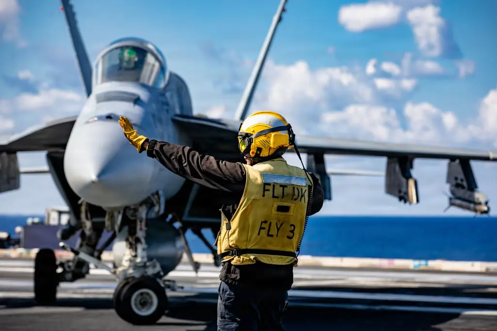 Американские авианосцы усиливают давление на Иран