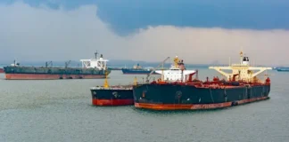 У берегов Китая скопилось 40 млн баррелей санкционной нефти