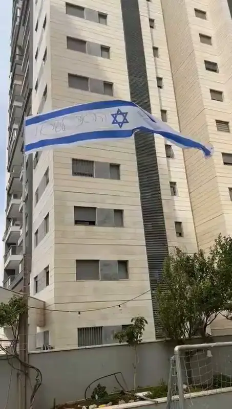 Лапидарная надпись на флаге: «ЦАХАЛ — тысяча, а не сотня»