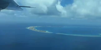 Китай пускает фальшфейеры по филиппинскому самолету у рифа Мишкиф (видео)