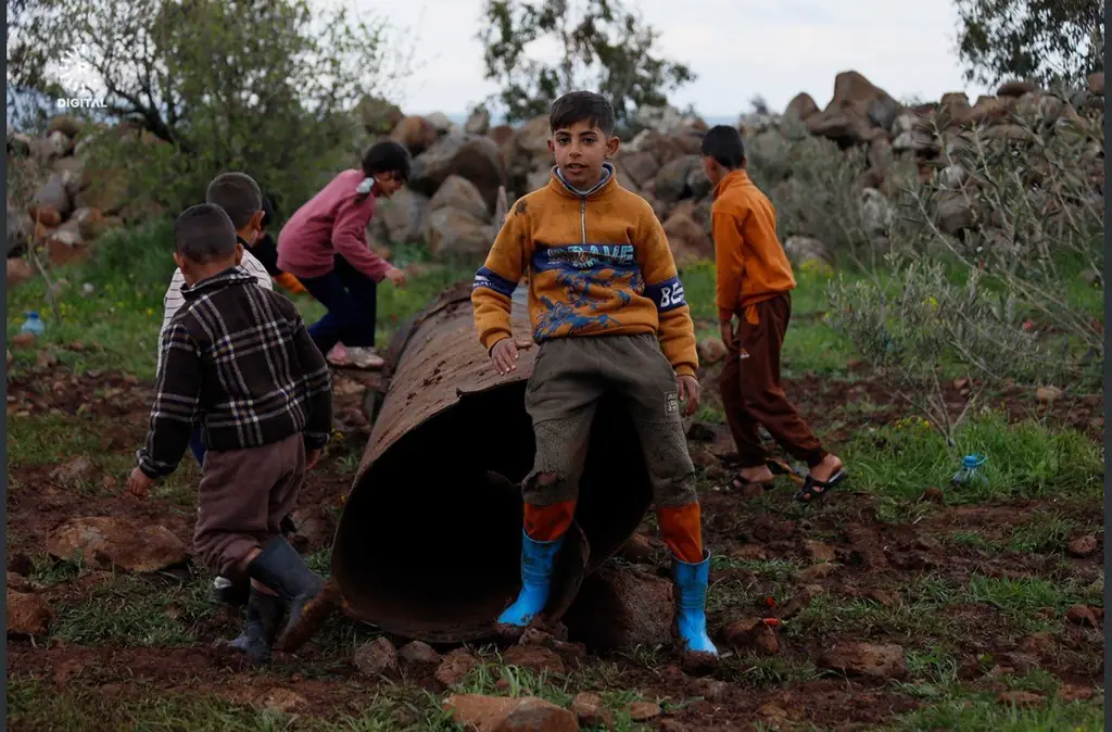 Сирийские дети на обломках иранской ракеты