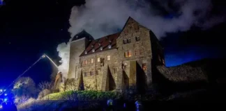 Огонь уничтожил часть замка XII века в Германии