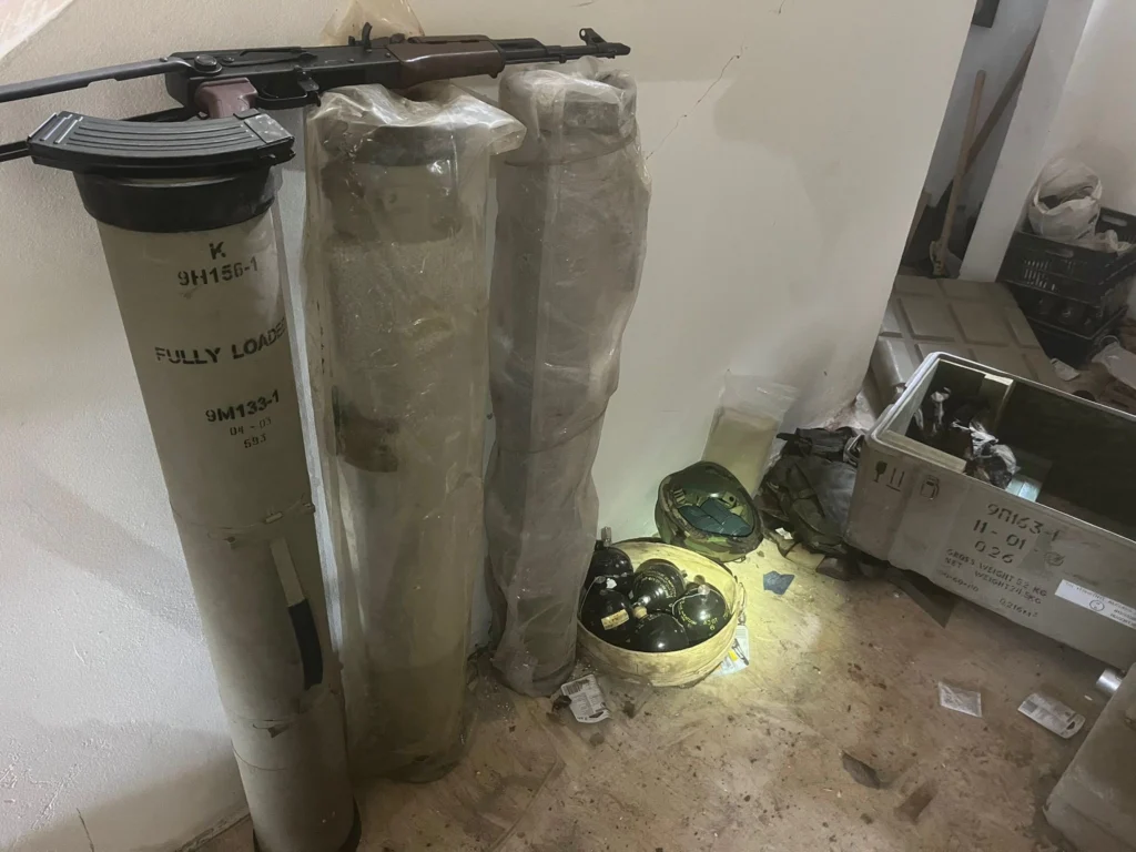 захваченное оружие Хезболлы вместе с террористами 