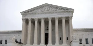 Трамп лично явится в Верховный суд по делу о гражданстве по рождению Трамп лично явится в Верховный суд по делу о гражданстве по рождению