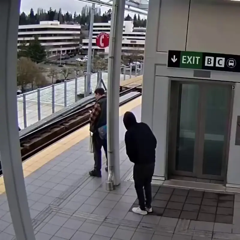 Подозреваемый — Elisio Melendez, у которого зафиксирована шизофрения и который неоднократно признавался невменяемым.