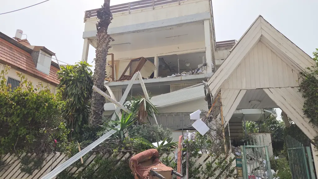 Иранская ракета с кассетной БЧ разрушила дома в Бней-Браке и Рамат-Гане