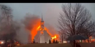 Историческая церковь в Квебеке охвачена огнем на фоне волны поджогов храмов