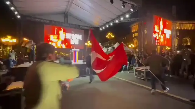 В столице Армении сожгли флаги Турции во время памятных мероприятий по Геноциду