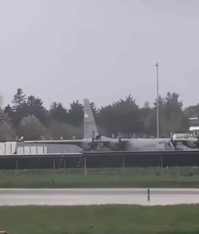 Инцидент в Ирландии: мужчина атаковал военный самолет C-130 молотком