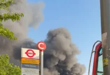 Пожар в крупнейшем кошерном супермаркете Европы в Лондоне (видео) Крупный пожар в крупнейшем кошерном супермаркете Европы в Лондоне