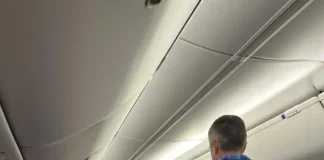 Рейс United Airlines экстренно сел из-за дебошира, пытавшегося прорваться в кабину пилотов