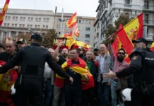 Противоречивая Испания: демократия или диктатура? В Мадриде сегодня прошел масштабный протест против премьер-министра Педро Санчеса, бывшего главы правительства Хосе Луиса Родригеса Сапатеро и правящей социалистической партии ПСОС (PSOE).
