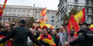 Противоречивая Испания: демократия или диктатура? В Мадриде сегодня прошел масштабный протест против премьер-министра Педро Санчеса, бывшего главы правительства Хосе Луиса Родригеса Сапатеро и правящей социалистической партии ПСОС (PSOE).