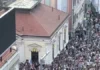 Десятки тысяч протестующих в Белграде требуют отставки Вучича: столкновения с полицией Масштабные протесты в Белграде: десятки тысяч людей вышли против Вучича