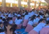 Удар стихии: Минданао потрясло мощное землетрясение с жертвами Учителя помогают ученикам после землетрясения - Филиппины