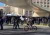 Беспорядки на въезде в Иерусалим: полиция спасла атакованного солдата (видео)