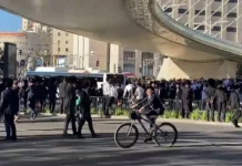 Беспорядки на въезде в Иерусалим: полиция спасла атакованного солдата (видео)