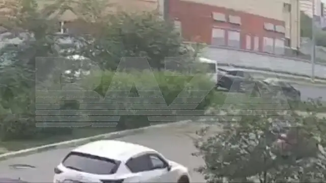 Подозрение в ликвидации в Москве: взорван автомобиль в районе проживания военных (видео)