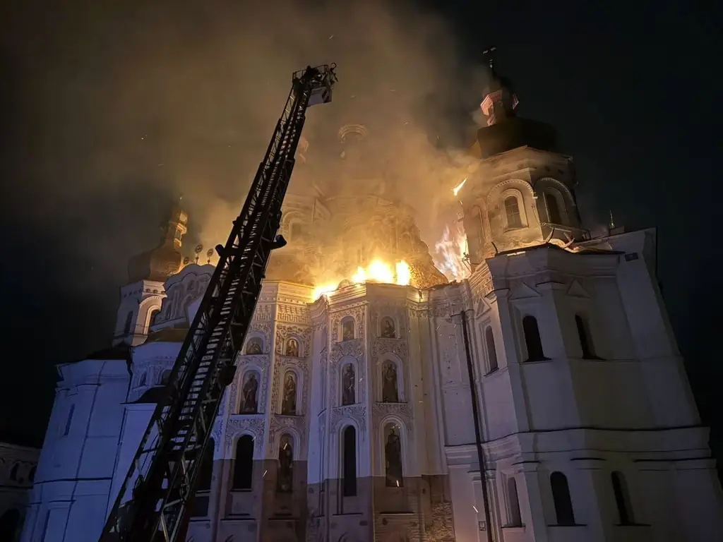 Массированный удар РФ по Киеву: пожар в Киево-Печерской лавре и разрушения