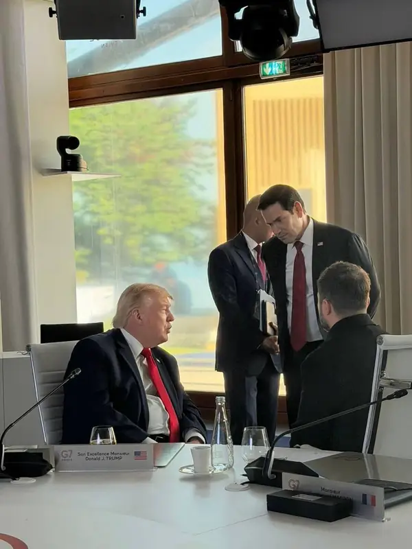 Опубликованы фотографии со встречи Дональда Трампа и Владимира Зеленского