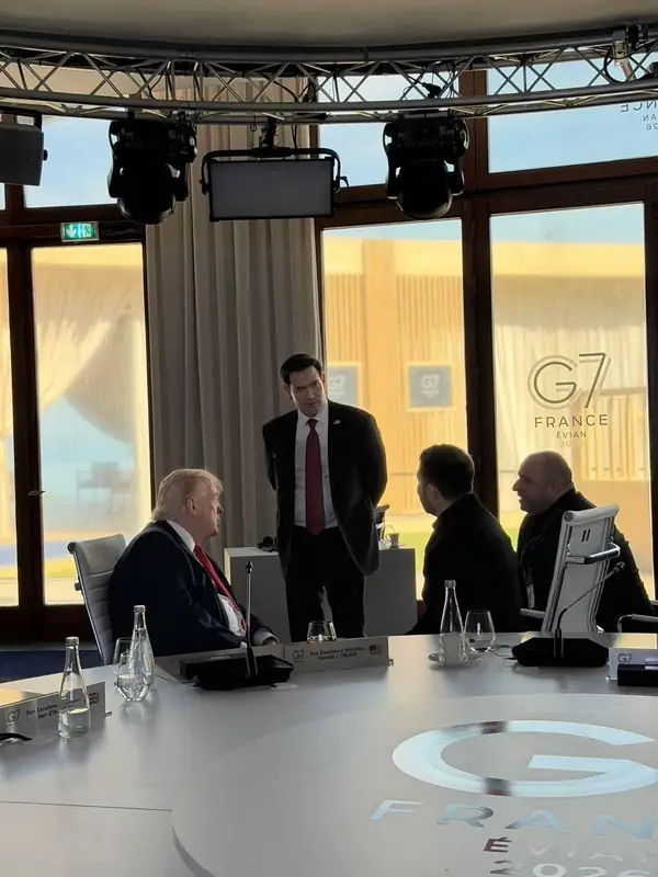 Опубликованы фотографии со встречи Дональда Трампа и Владимира Зеленского
