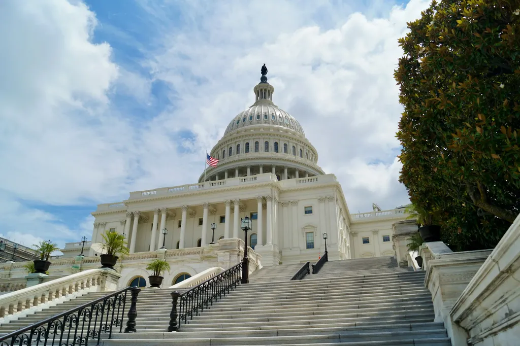 Сенат США с минимальным перевесом заблокировал ограничения для Трампа по Ирану